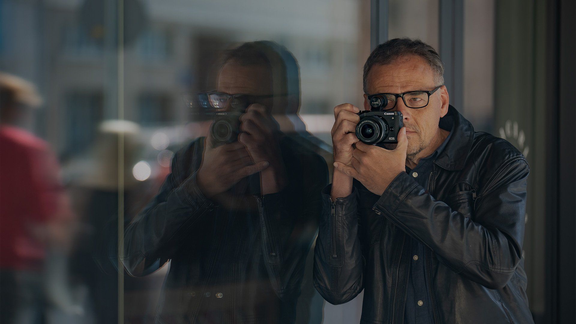 Piotr Malecki shooting on the streets of Warsaw with a Canon EOS M6 Mark II.
